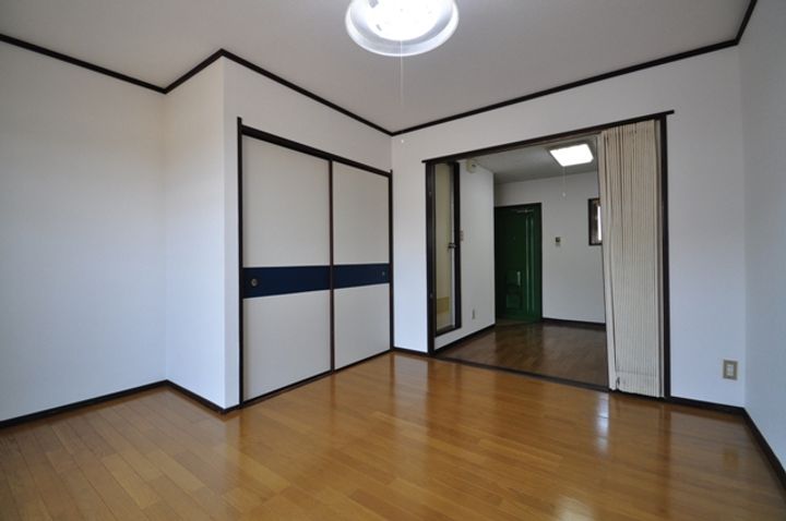 ホワイトメゾンブランセ203の居間