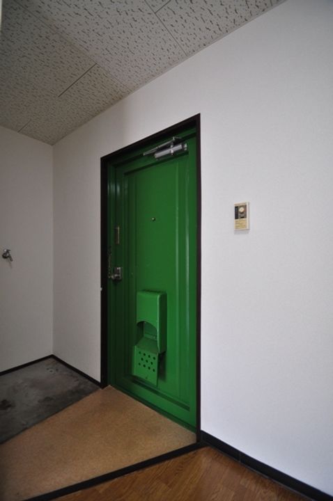 ホワイトメゾンブランセ203の玄関