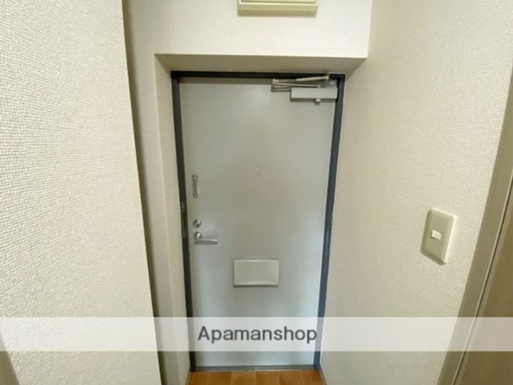 岡山県岡山市北区下中野の賃貸マンションの玄関