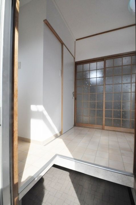 新和アパートの玄関