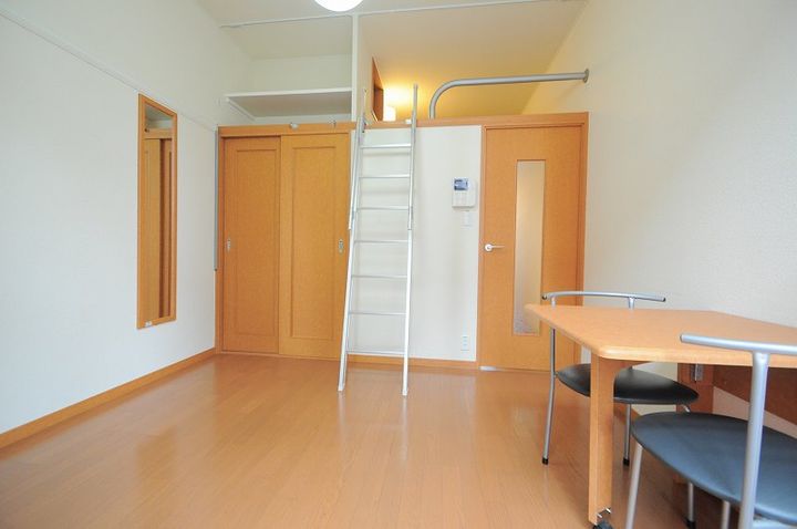 レオパレスアイーダの居間