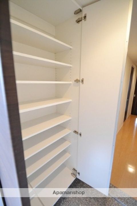 岡山県岡山市北区鹿田町1丁目の賃貸マンションの玄関