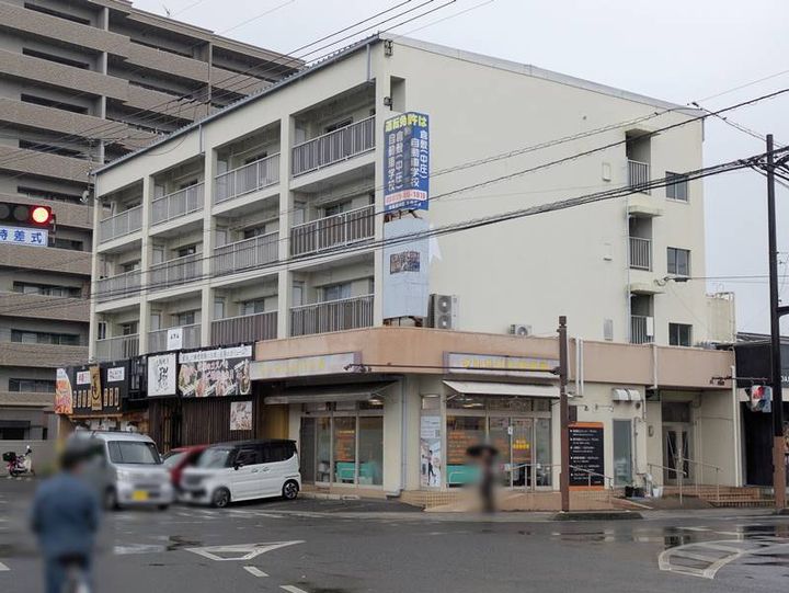 駅前ビルの外観