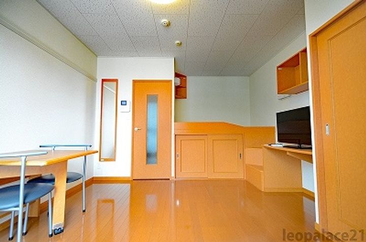 レオパレスセンチュリーの居間