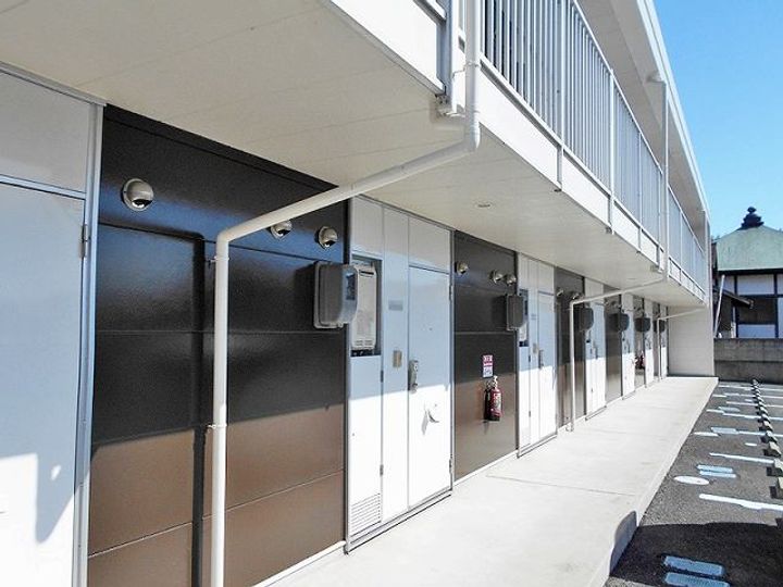 レオパレスセンチュリーの玄関