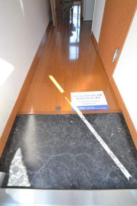 レオパレス栄の玄関