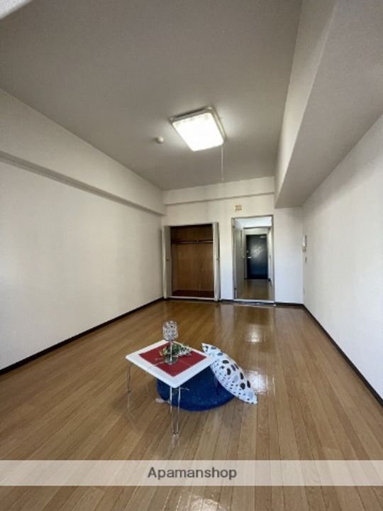 岡山県岡山市北区富田町2丁目の賃貸マンションの居間