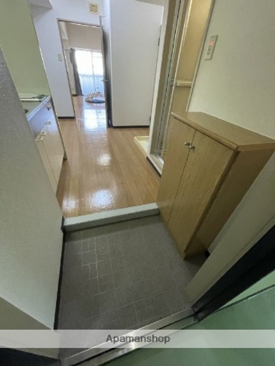 岡山県岡山市北区富田町2丁目の賃貸マンションの玄関