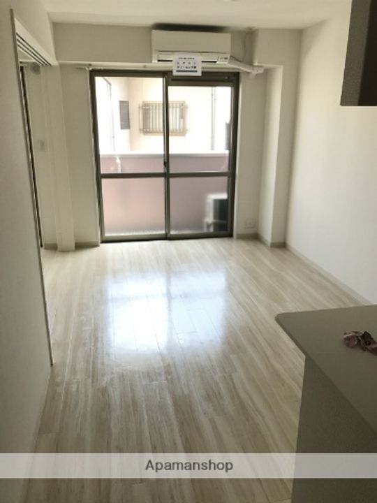 岡山県岡山市北区鹿田町2丁目の賃貸マンションの居間
