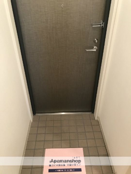 岡山県岡山市北区鹿田町2丁目の賃貸マンションの玄関