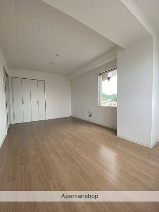 岡山県岡山市北区三門東町の賃貸マンションの居間