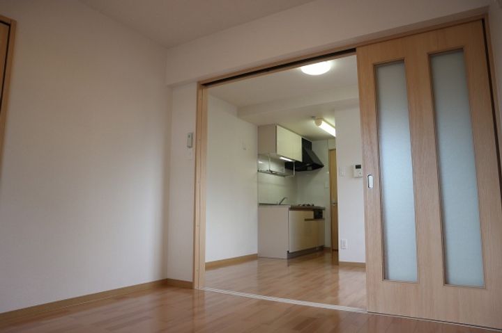 岡山県岡山市北区春日町の賃貸マンションの居間