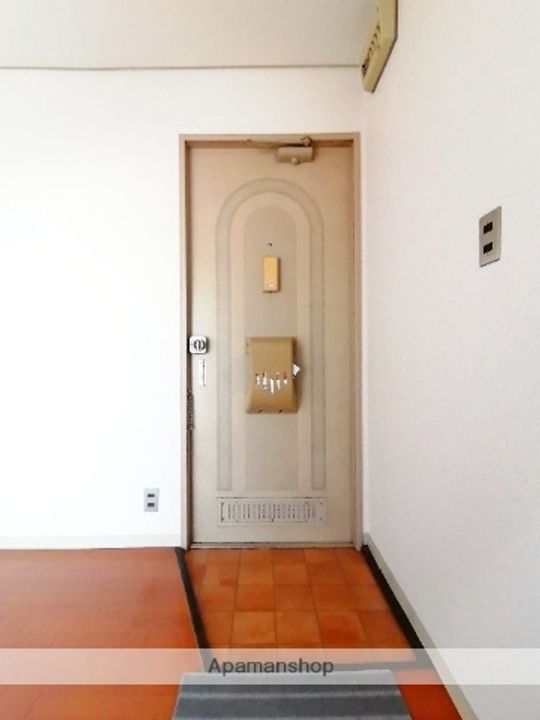 幸運マンション2号棟の玄関