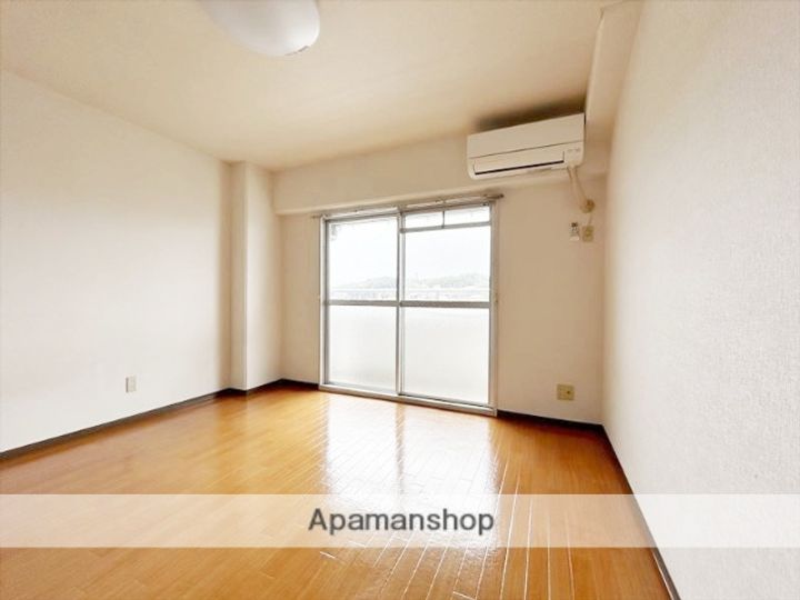 グローリー中庄の居間