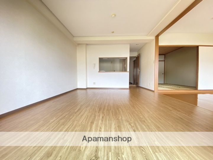 ホウライツルビルの居間