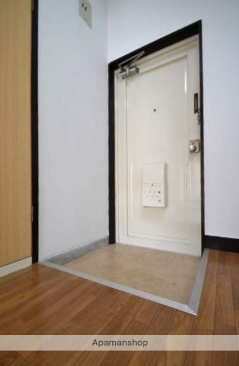 吉村ビルの玄関