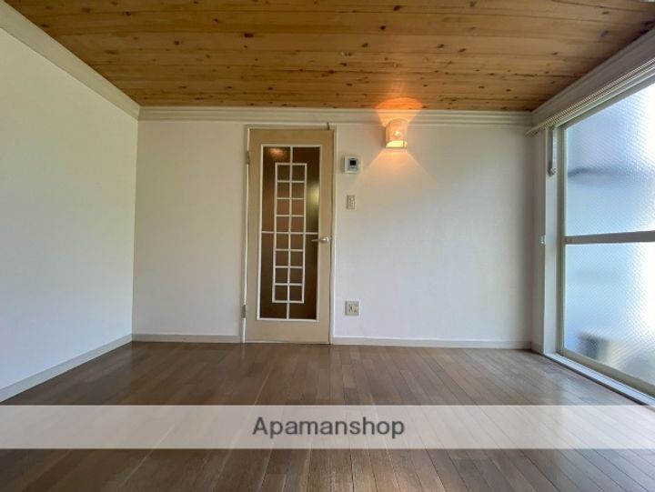 RAFFINE KUSATUの居間