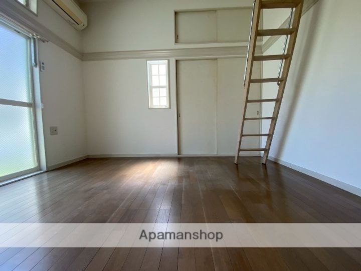 RAFFINE KUSATUの居間