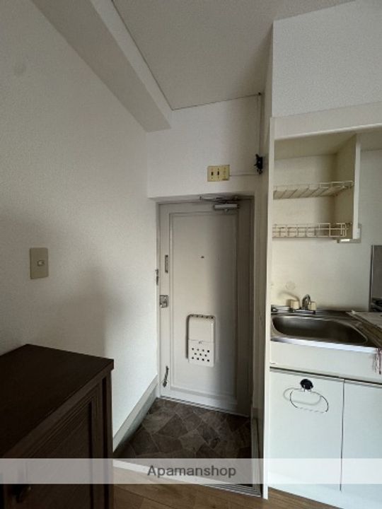 上原ビルの玄関