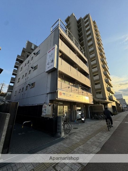 上原ビルの外観