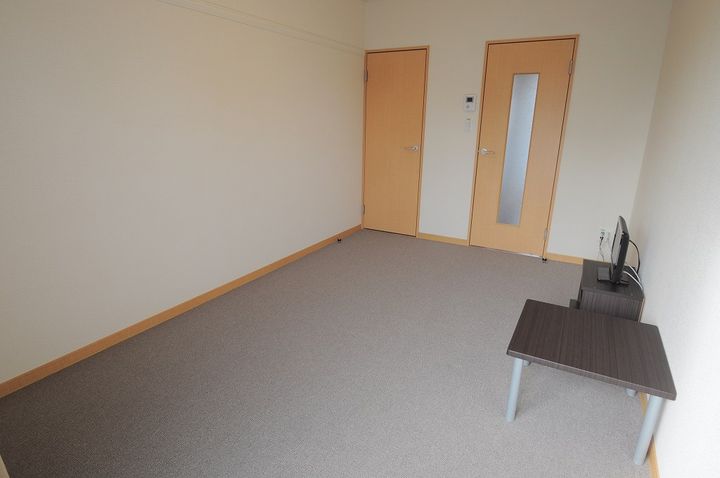 レオパレスリバーサイドにしろく404の居間