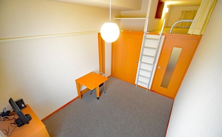レオパレスソレーユ204の居間