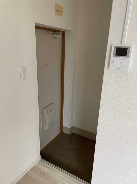 MEISINビル301号室の玄関