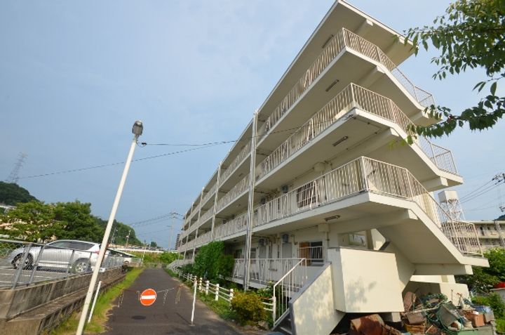 ビレッジハウス安古市4号棟の外観