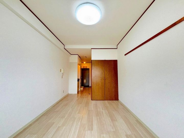 サンシャインヒルズ相田305号室の居間