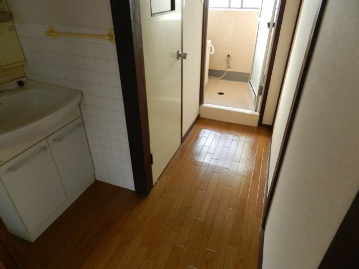 平アパートの玄関