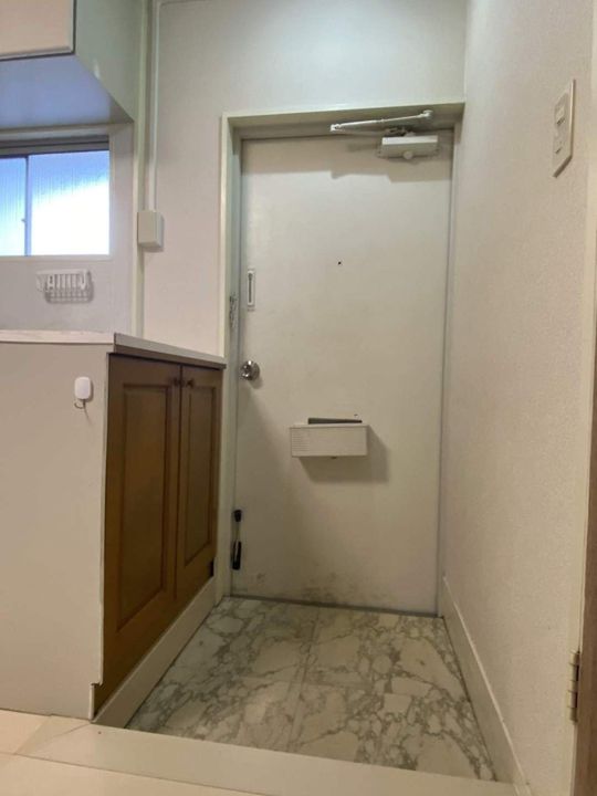 山根ビルの玄関