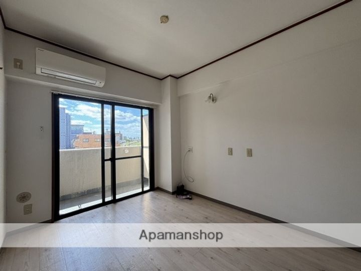 サンパレス横川の居間