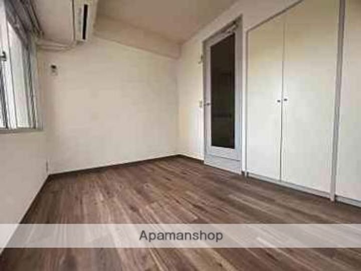 第11片山ビルの居間