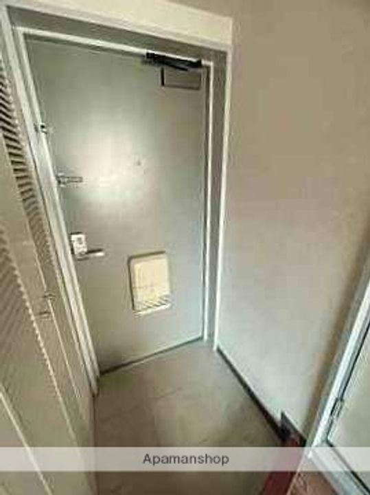 第11片山ビルの玄関