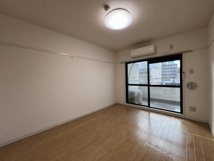 房尾本店横川ビルの居間