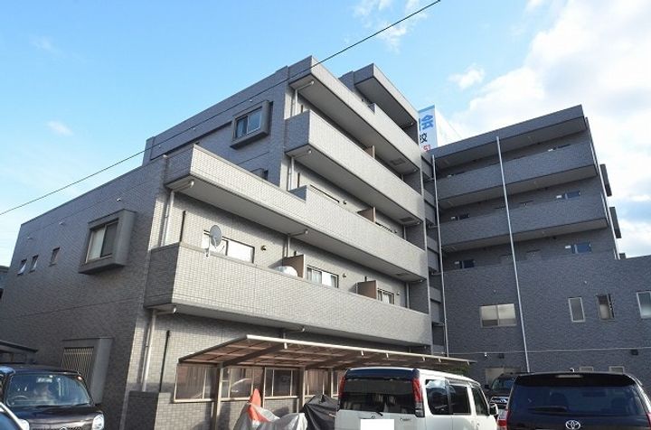 セレブ洋302号室の外観