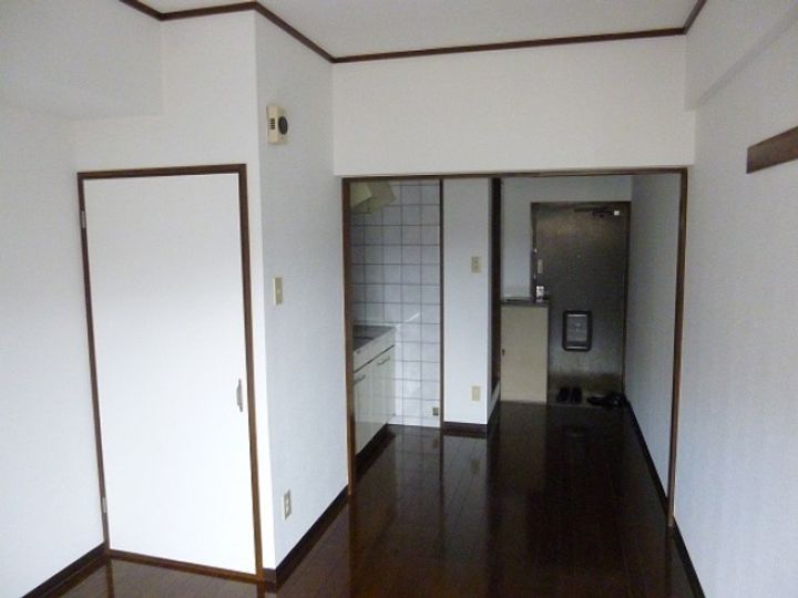グリーンハイツ草津Ⅱ205号室の居間