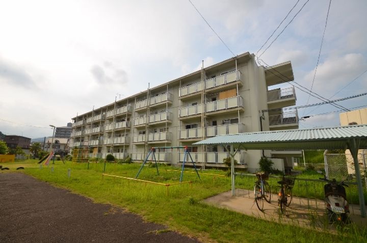 ビレッジハウス安古市4号棟の外観