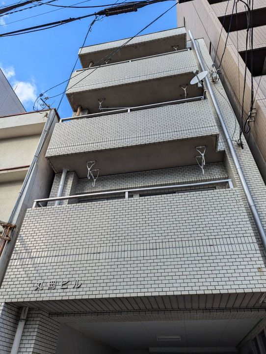 丸岡ビルの外観