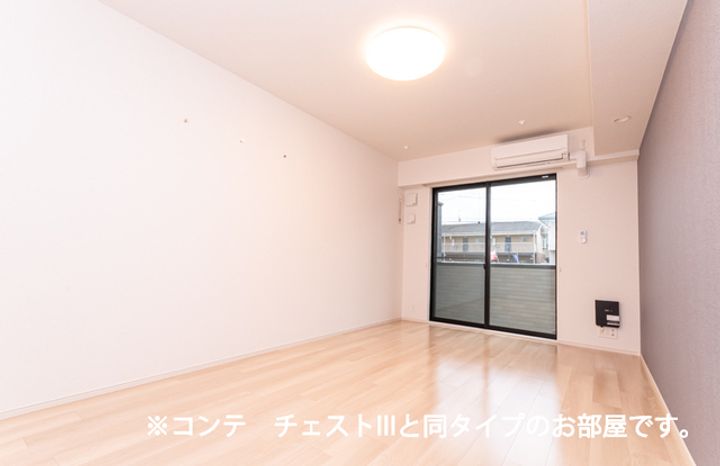 パラジソ大町102の居間
