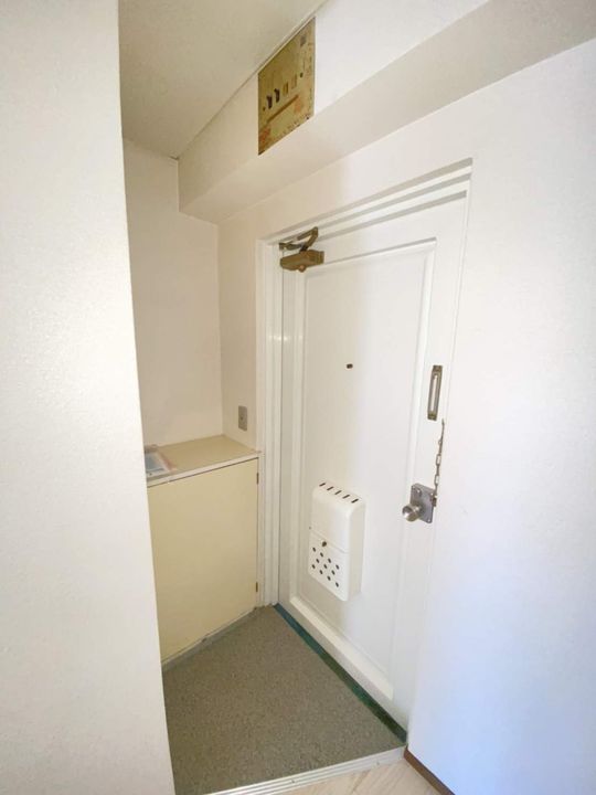 戸花マンションの玄関