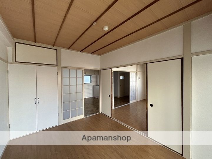 吉村建設ビルの居間