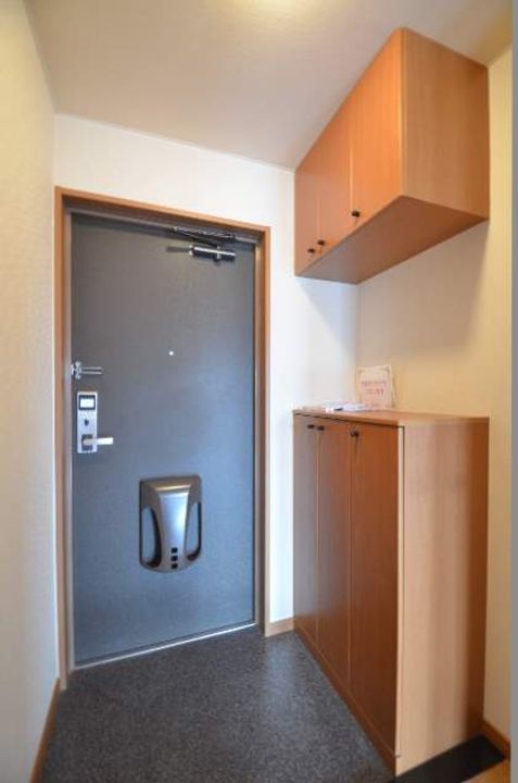 ラルジュミリューの玄関