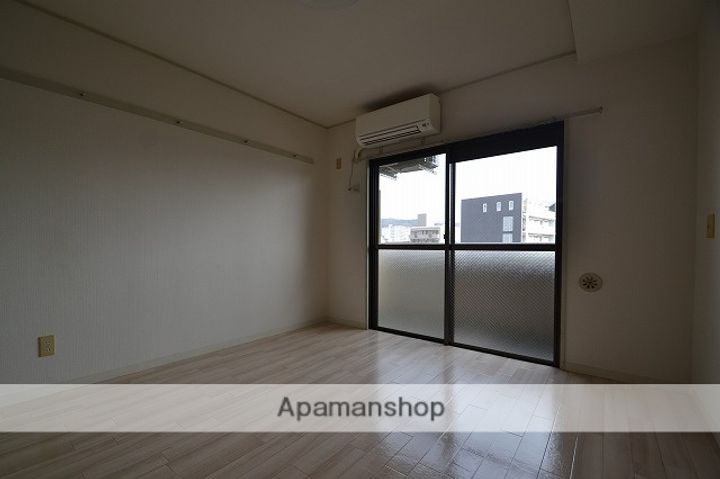 広島県広島市西区三篠北町の賃貸マンションの居間