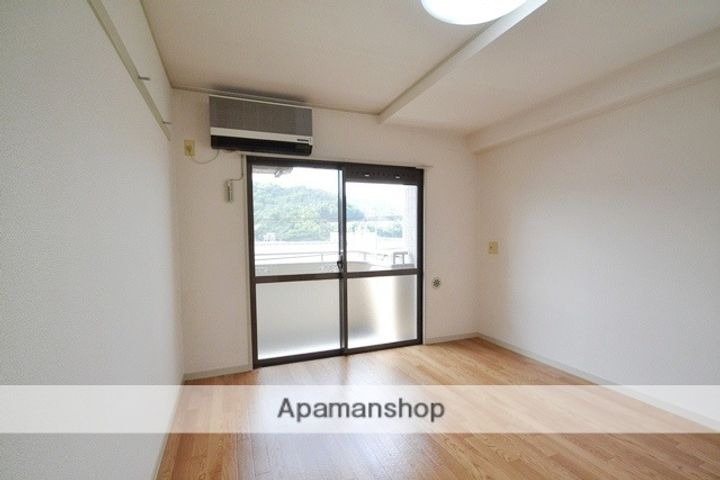 広島県広島市西区三篠北町の賃貸マンションの居間