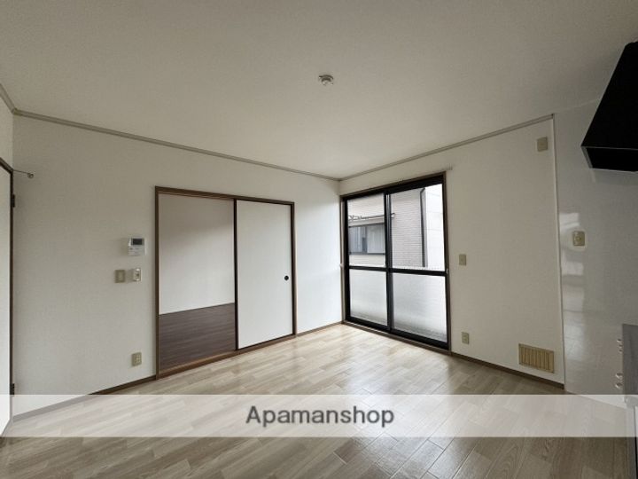 広島県広島市東区中山上2丁目の賃貸アパートの居間