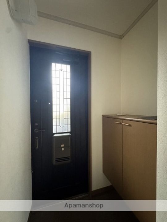 広島県広島市東区中山上2丁目の賃貸アパートの玄関