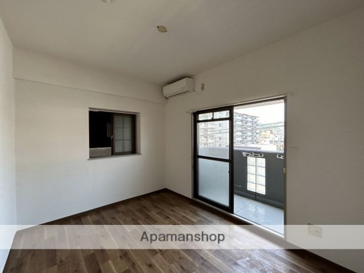 広島県広島市西区都町の賃貸マンションの居間