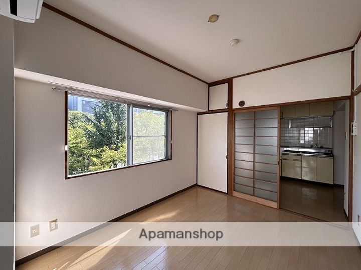 広島県広島市西区観音町の賃貸マンションの居間