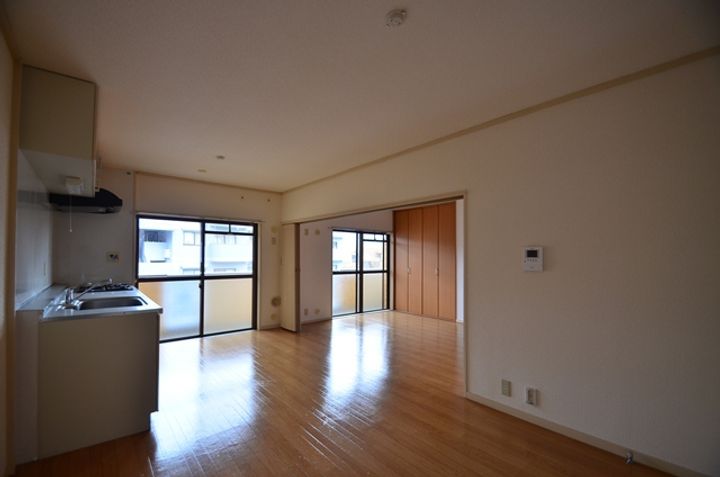 広島県広島市安佐南区高取北1丁目の賃貸マンションの居間